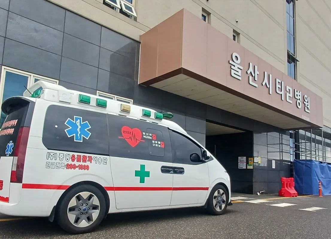 울산시티병원 앞에서 대기 중인 중앙응급환자이송단 구급차